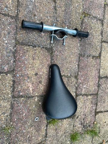 Kinderzadel met voetsteun beschikbaar voor biedingen