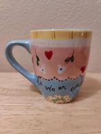 Een prachtige mok in pastelkleuren van Jet ter Steege La vie, Verzenden, Zo goed als nieuw, Overige stijlen, Kop(pen) en/of Schotel(s)