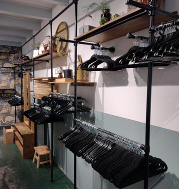 Kledinghangers te koop (hout/fluweel/klem) beschikbaar voor biedingen