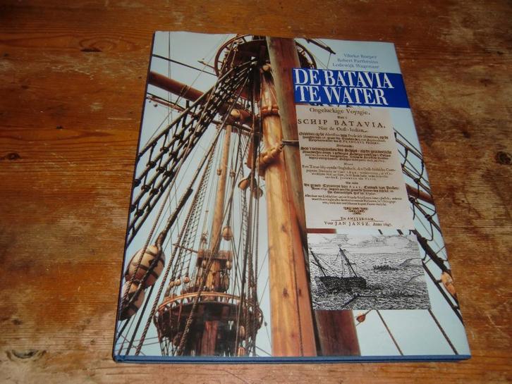 De Batavia te water (VOC retourschip, 1629), Verzamelen, Scheepvaart, Zo goed als nieuw, Boek of Tijdschrift, Zeilboot, Ophalen of Verzenden
