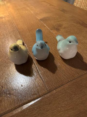 3 Porseleinen Vogeltjes - Groen, Blauw, Geel beschikbaar voor biedingen