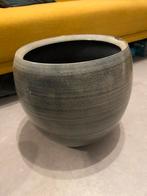 Grote, grijs stenen bloempot, Tuin en Terras, Ophalen, Steen, Rond, Zo goed als nieuw