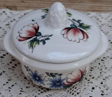 Frans brocante boterpotje met bloemen beschikbaar voor biedingen