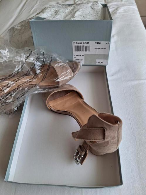 SPLINTERNIEUWE dames pumps. Wegens omstandigheden weg.maat, Kleding | Dames, Schoenen, Nieuw, Pumps, Beige, Ophalen of Verzenden