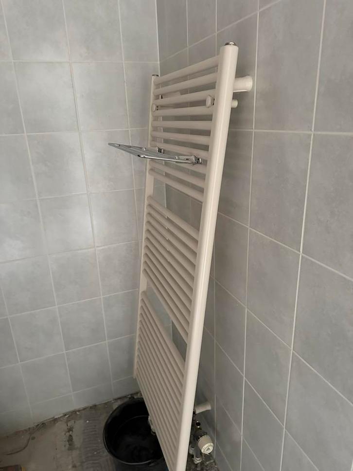 2 Vasco Handdoekradiatoren met rekjes - 60x135 & 75x135, Huis en Inrichting, Badkamer | Badkamermeubels, Gebruikt, Overige typen