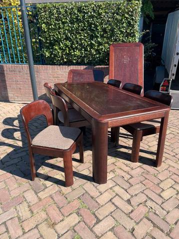 Vintage eetkamerset met tafel en salontafels beschikbaar voor biedingen