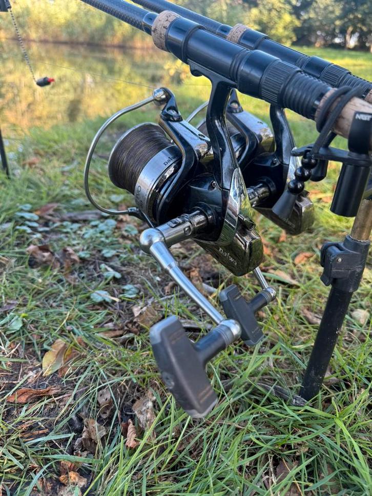 Daiwa emcast evo 5500, Watersport en Boten, Hengelsport | Karpervissen, Zo goed als nieuw, Molen, Ophalen of Verzenden