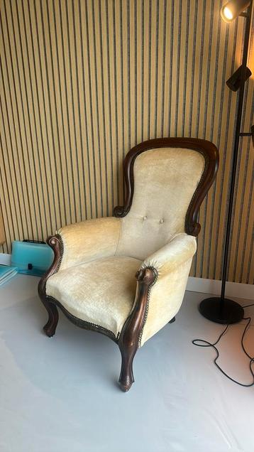 Antieke fauteuil in Victoriaanse stijl  beschikbaar voor biedingen