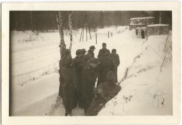 Prikkeldraad en M-42 Mütze in winterse omstandigheden Ostfr. beschikbaar voor biedingen