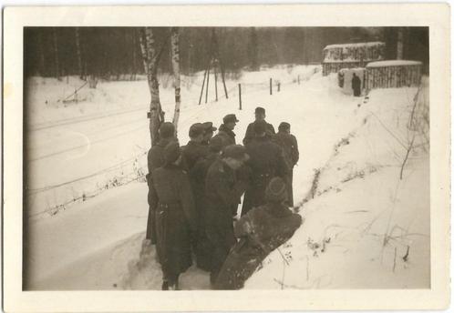 Prikkeldraad en M-42 Mütze in winterse omstandigheden Ostfr., Verzamelen, Militaria | Tweede Wereldoorlog, Foto of Poster, Nederland