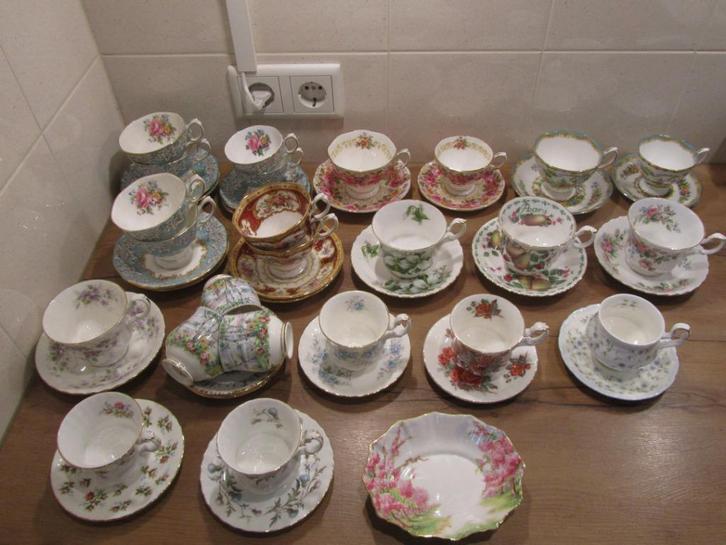 Royal Albert verzamel kop en schotel en schaaltje, Huis en Inrichting, Keuken | Servies, Zo goed als nieuw, Porselein, Ophalen of Verzenden