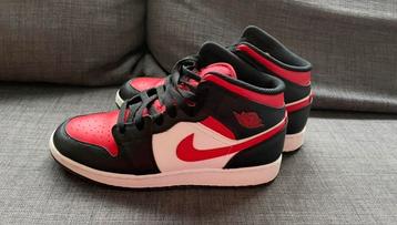 Nike Jordans zwart/rood beschikbaar voor biedingen