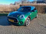 Mini 3-deurs (f56) Cooper 1.5 Aut 60 years edition, 86000 km, Auto's, Mini, 136 pk, 4 stoelen, 49 €/maand, Bruin
