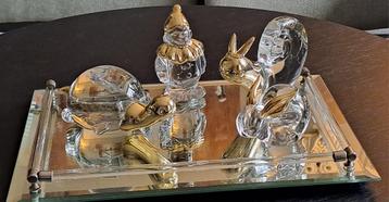 Mooi plateau met spiegelglas met 4 kristallen beelden.  beschikbaar voor biedingen