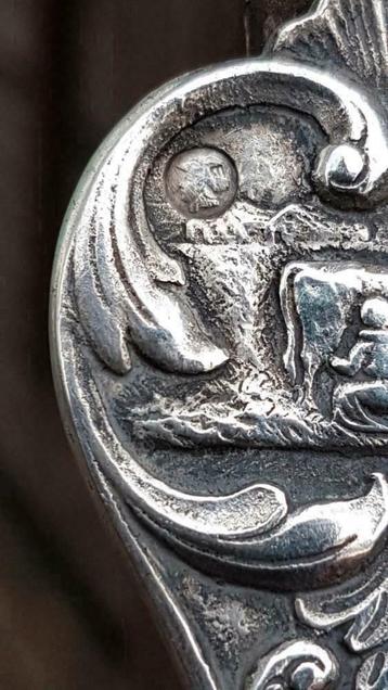 Antiek zilveren ,Zilveren theezeefje met keurmerken beschikbaar voor biedingen