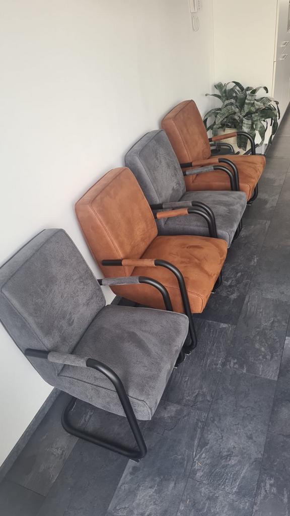 Set van 4 leren / suede eettafelstoelen / eetkamerstoelen, Huis en Inrichting, Stoelen, Zo goed als nieuw, Vier, Leer, Ophalen