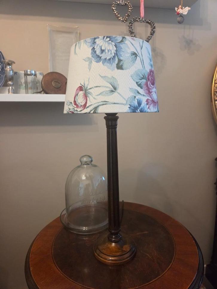 Schemerlamp Engelse stijl houten voet stoffen kap, Huis en Inrichting, Lampen | Tafellampen, Zo goed als nieuw, 50 tot 75 cm, Hout