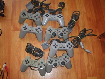 Partij Playstation 1 controllers en av kabels beschikbaar voor biedingen