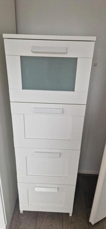 Ikea witte ladekast, 4 laden 124cm hoog bij 39 breed beschikbaar voor biedingen