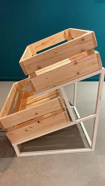 Houten displayrekken met wit frame (10 stuks) beschikbaar voor biedingen