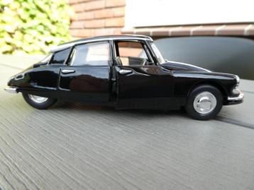 Citroën DS 19 metaal 1:32  merk Burago  beschikbaar voor biedingen