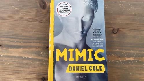 Daniel Cole - Mimic, Boeken, Thrillers, Zo goed als nieuw, Nederland, Ophalen of Verzenden