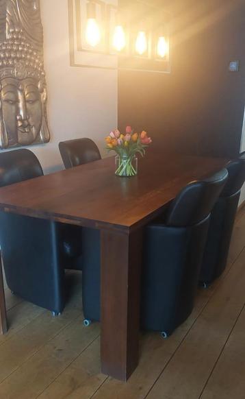 Notenhouten Eettafel beschikbaar voor biedingen