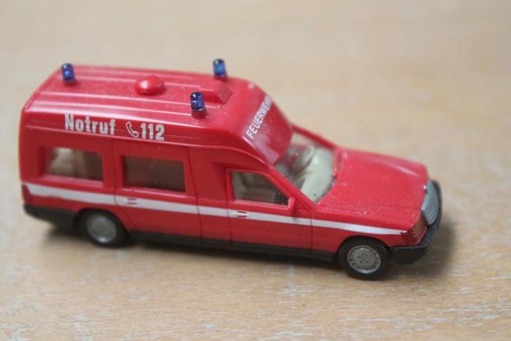 Wiking Mercedes 250 D als brandweerwagen, Hobby en Vrije tijd, Modelauto's | 1:87, Zo goed als nieuw, Auto, Wiking, Ophalen of Verzenden