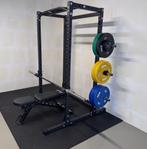 Fitness rek met bumperplates, stang, vloer en bankje, Ophalen, Benen, Krachtstation, Zo goed als nieuw