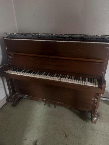 Bruine Piano - Opknapper beschikbaar voor biedingen