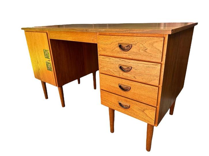 Vintage Van Teeffelen Bureau met Ravelli tegels, Huis en Inrichting, Bureaus, Gebruikt, Bureau, Ophalen