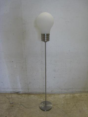 Vloerlamp met kap in de vorm van een gloeilamp beschikbaar voor biedingen