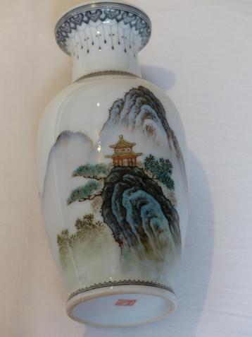 vintage Chinese porseleinen vaas Landschap pagode bergen beschikbaar voor biedingen