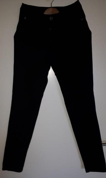 zwarte broek beschikbaar voor biedingen