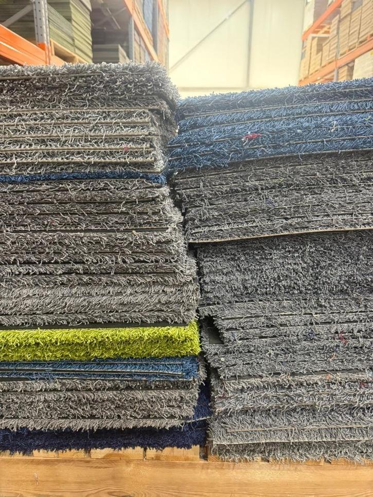 LAATSTE 35m2 mix van goedkope hoogpolige tapijttegels OP=OP, Huis en Inrichting, Stoffering | Vloerbedekking, Nieuw, Tapijttegels