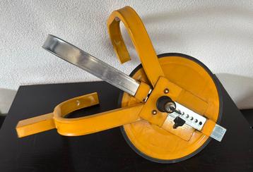 Wielklem met slot beschikbaar voor biedingen