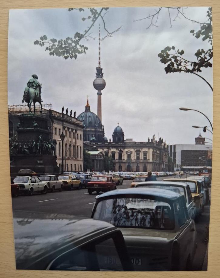 Foto van straatbeeld in Oost-Berlijn (DDR) in 1989, Verzamelen, Foto's en Prenten, Nieuw, Foto, Buitenland, 1980 tot heden, Verzenden
