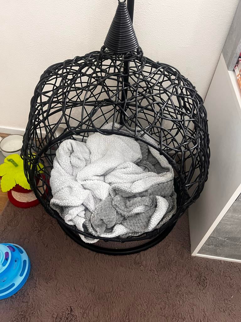 Leuke kattenmand / hangstoel, Huis en Inrichting, Stoelen, Zwart, Riet of Rotan, Ophalen of Verzenden, Zo goed als nieuw