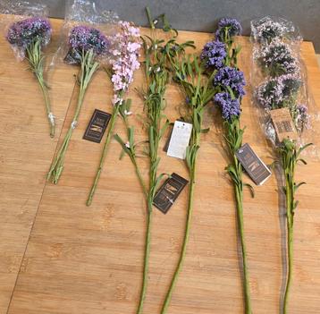 Heel veel div. kunstbloementjes voor bv corsage of krans  beschikbaar voor biedingen