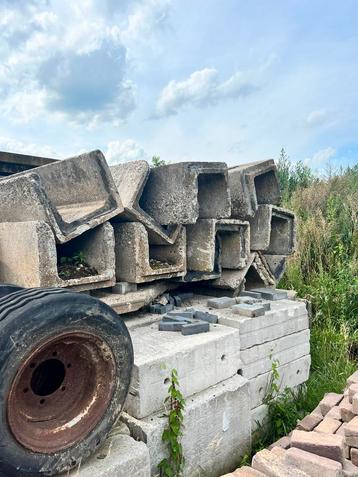Betonnen goten of bloembakken beschikbaar voor biedingen