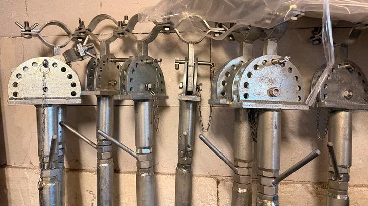 Schoren steunen stempels stutten met verstelbare hoekplaat, Doe-het-zelf en Verbouw, Steigers, Nieuw, Overige typen, Minder dan 2 meter