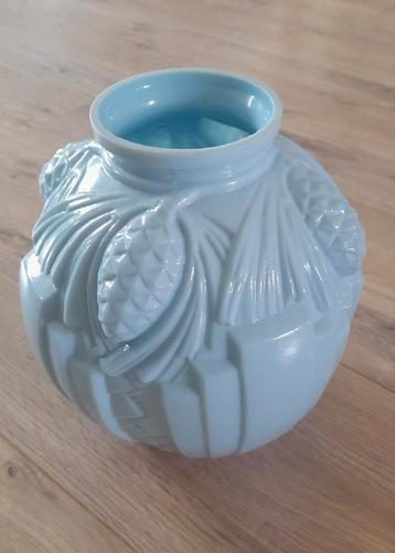Vaas opaline lichtblauw Art deco  beschikbaar voor biedingen