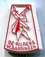 De Pijpers Vlaardingen rood op wit plastic speldje ( V_138 ), Verzamelen, Verzenden, Nieuw, Merk, Speldje of Pin