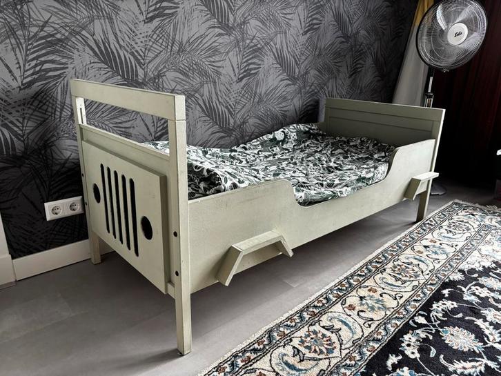 Peuterbed auto/jeep, Kinderen en Baby's, Kinderkamer | Bedden, Gebruikt, Minder dan 140 cm, 70 tot 85 cm, Lattenbodem, Ophalen
