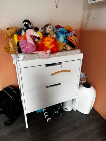 Commode wit met twee lade beschikbaar voor biedingen