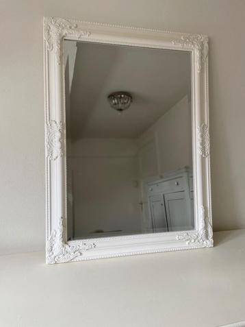 Witte spiegel in brocante stijl beschikbaar voor biedingen