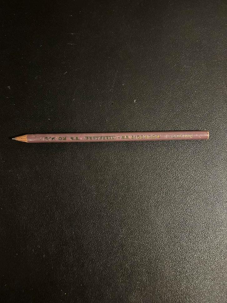 Geslepen Bruynzeel hard-potlood ‘Eigendom N.S.’, Verzamelen, Spoorwegen en Tramwegen, Gebruikt, Trein, Ophalen of Verzenden