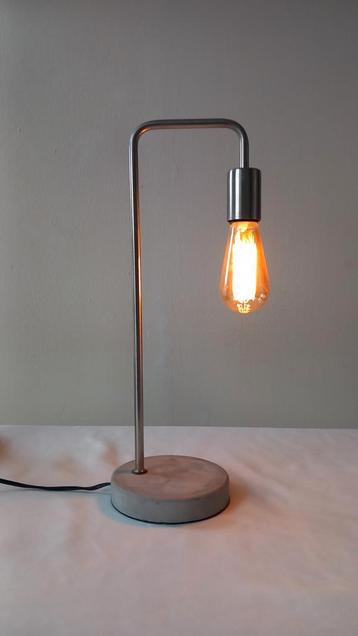 Lamp RVS mat / betonvoet / design / industrieel beschikbaar voor biedingen