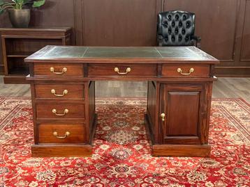 Klassiek Engels bureau #467 beschikbaar voor biedingen