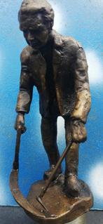Boer met zeis. Zwaar bronzen sculptuur. CeHaVe.  18  cm., Verzamelen, Ophalen, Zo goed als nieuw, Overige typen